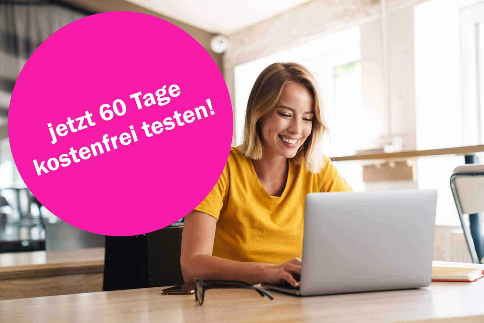 Frau sitzt am Lamptop und arbeitet - ein großer pnker Kreis Text darin: jetzt 60 Tage kostenfrei testen