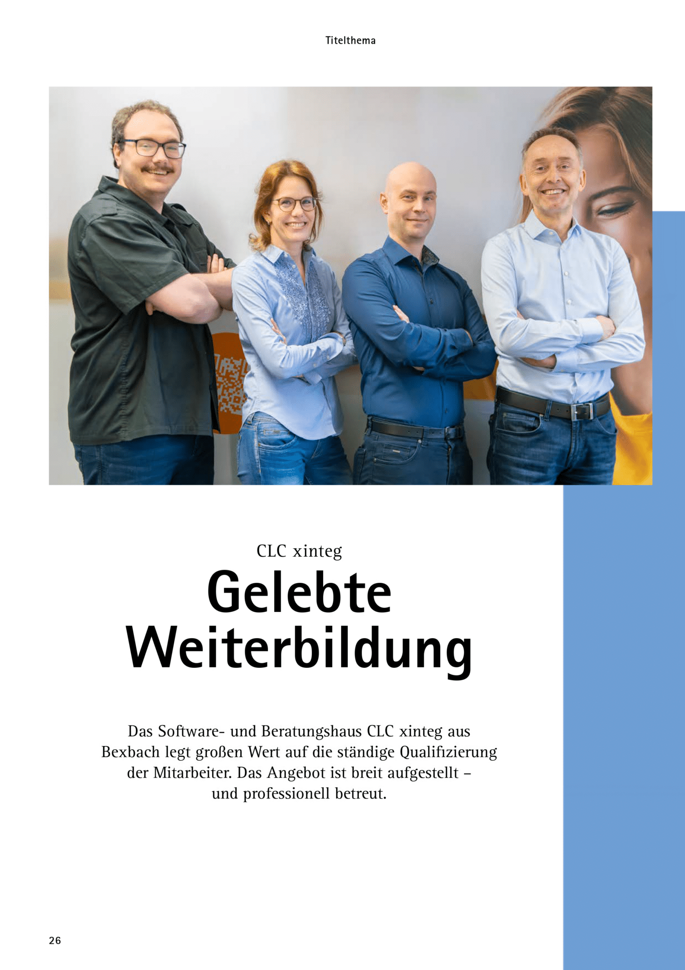 Vier Mitarbeiter stehen motiviert nebeneinander und lächeln in die Kamera