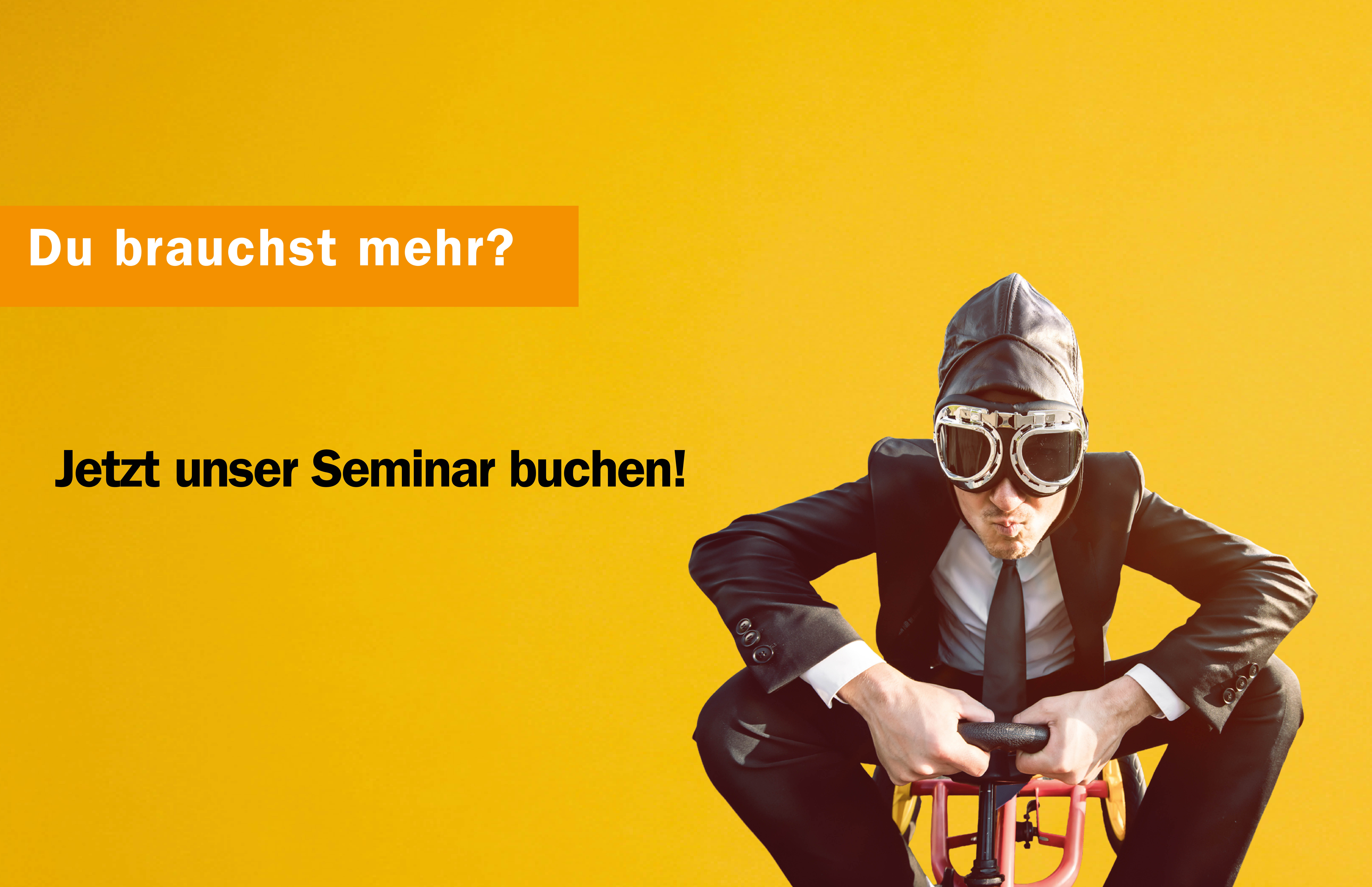 Mann sitzt vor orangenem Hintergrund auf Tretauto, Text: Du brauchst mehr? Jetzt unser Seminar buchen.
