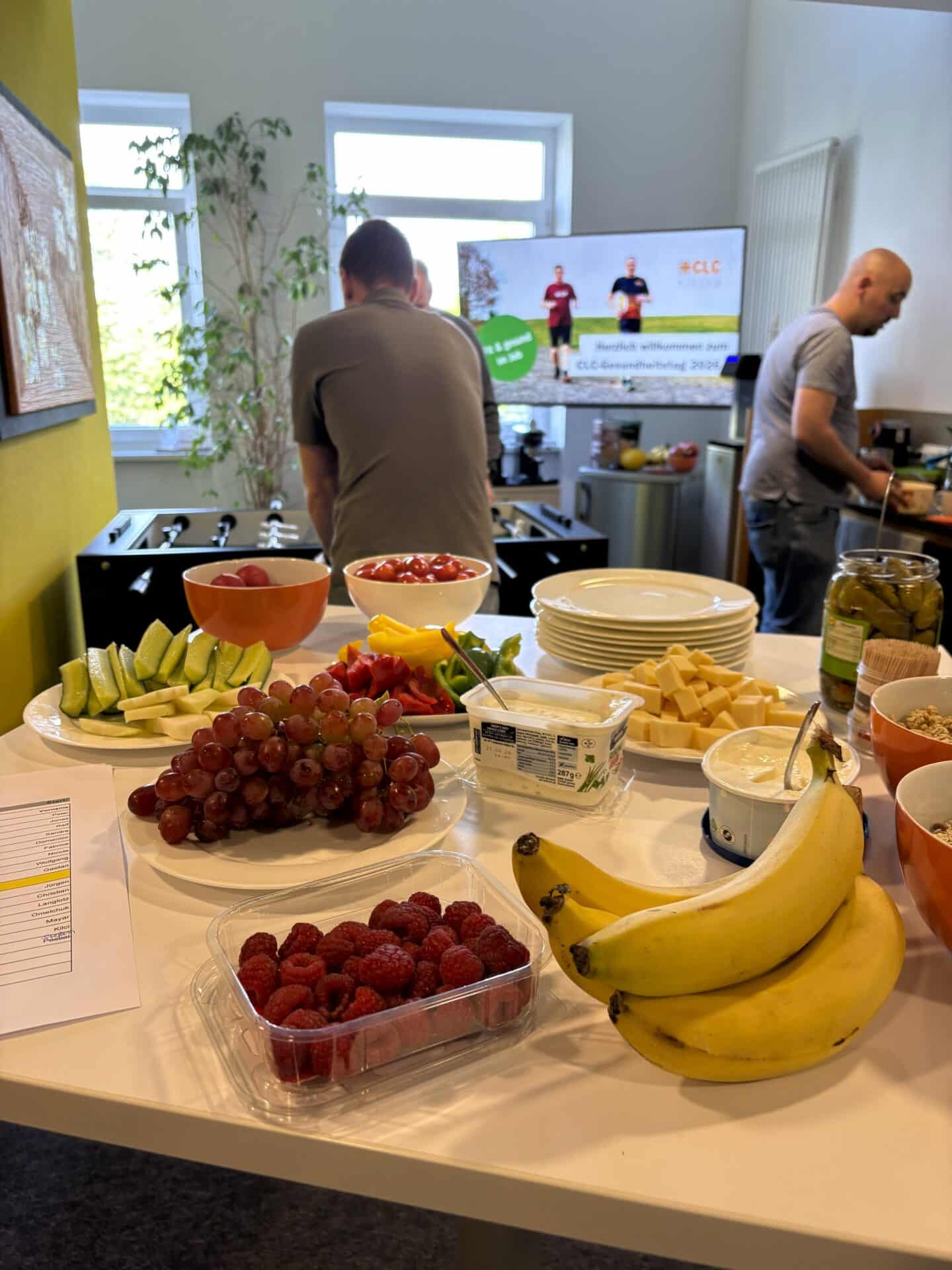 Ausschnitt des gesunden Frühstüclksbuffets mit Obst und Gemüse