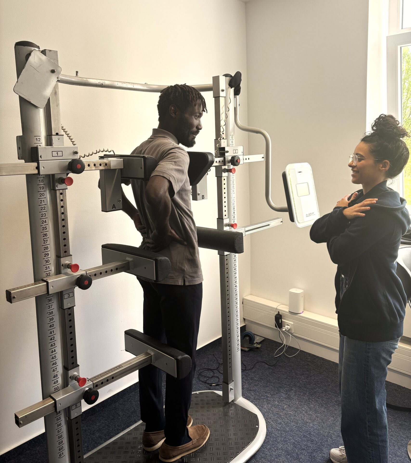 Ein Kollege macht mit der TK Angestellten einen Back Check