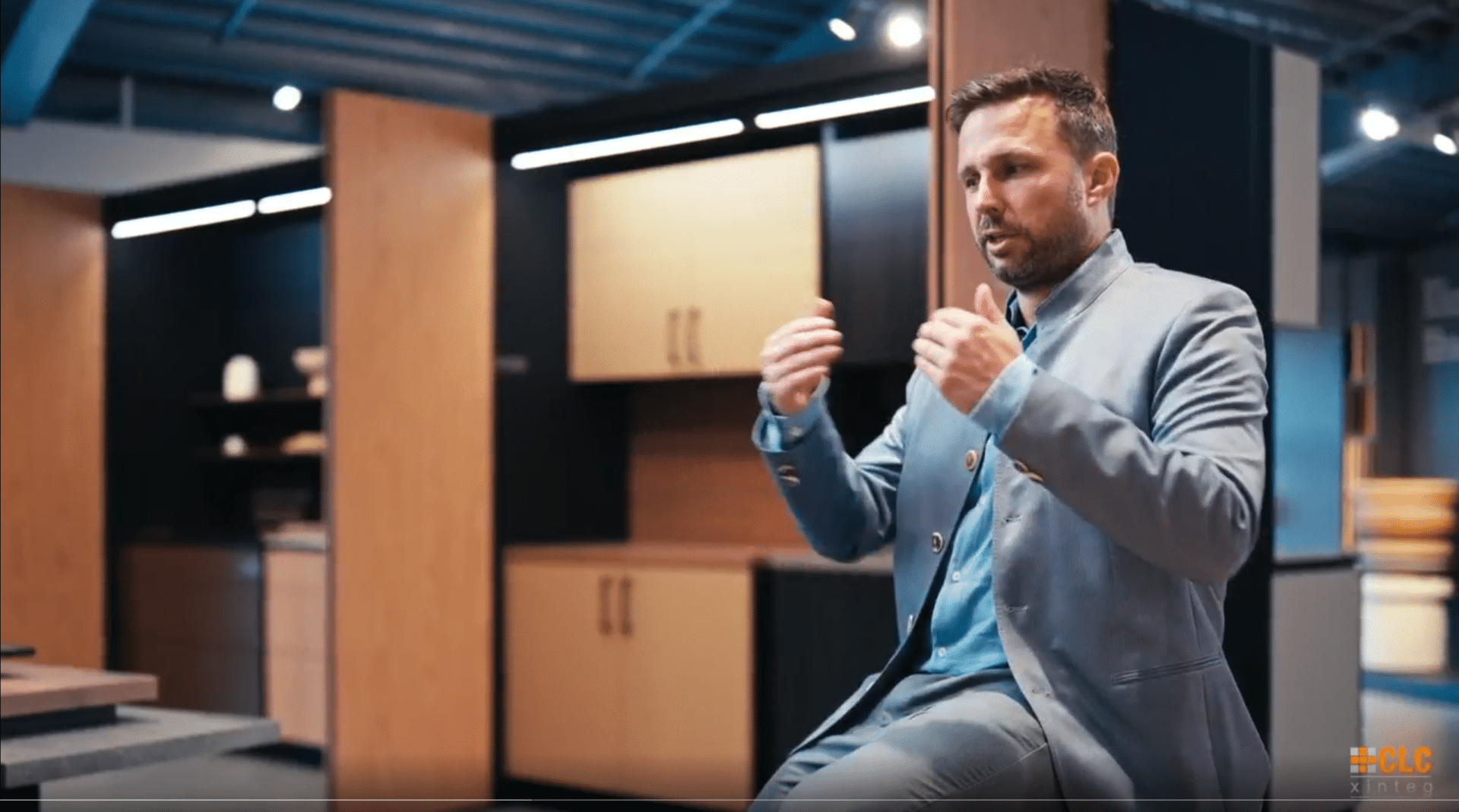 Standbild aus Video eine Person sitzend spricht und gestikuliert